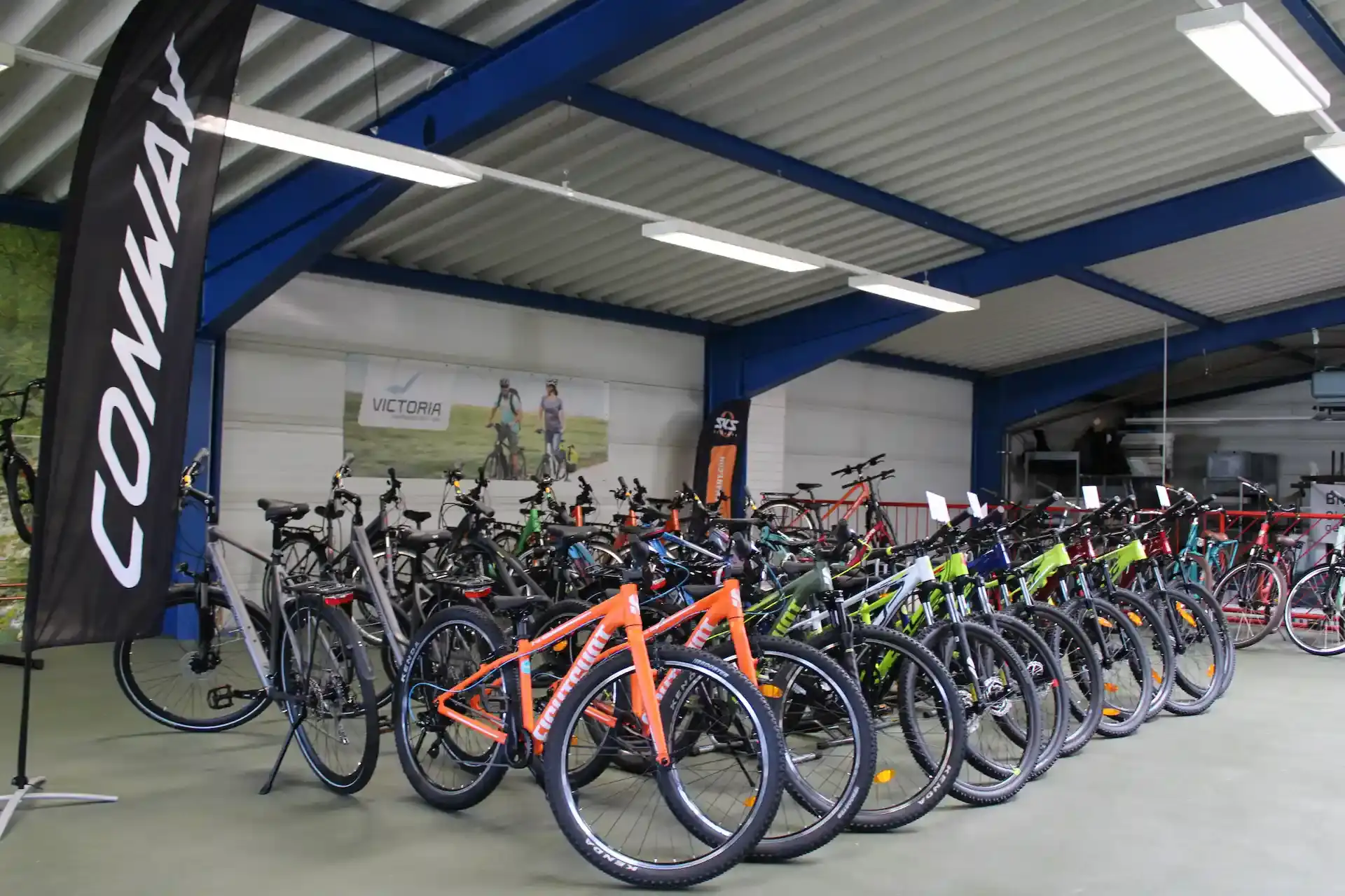 Fahrradausstellung bei AuFa mit Trekkingrädern, Mountainbikes und Conway-Fahne