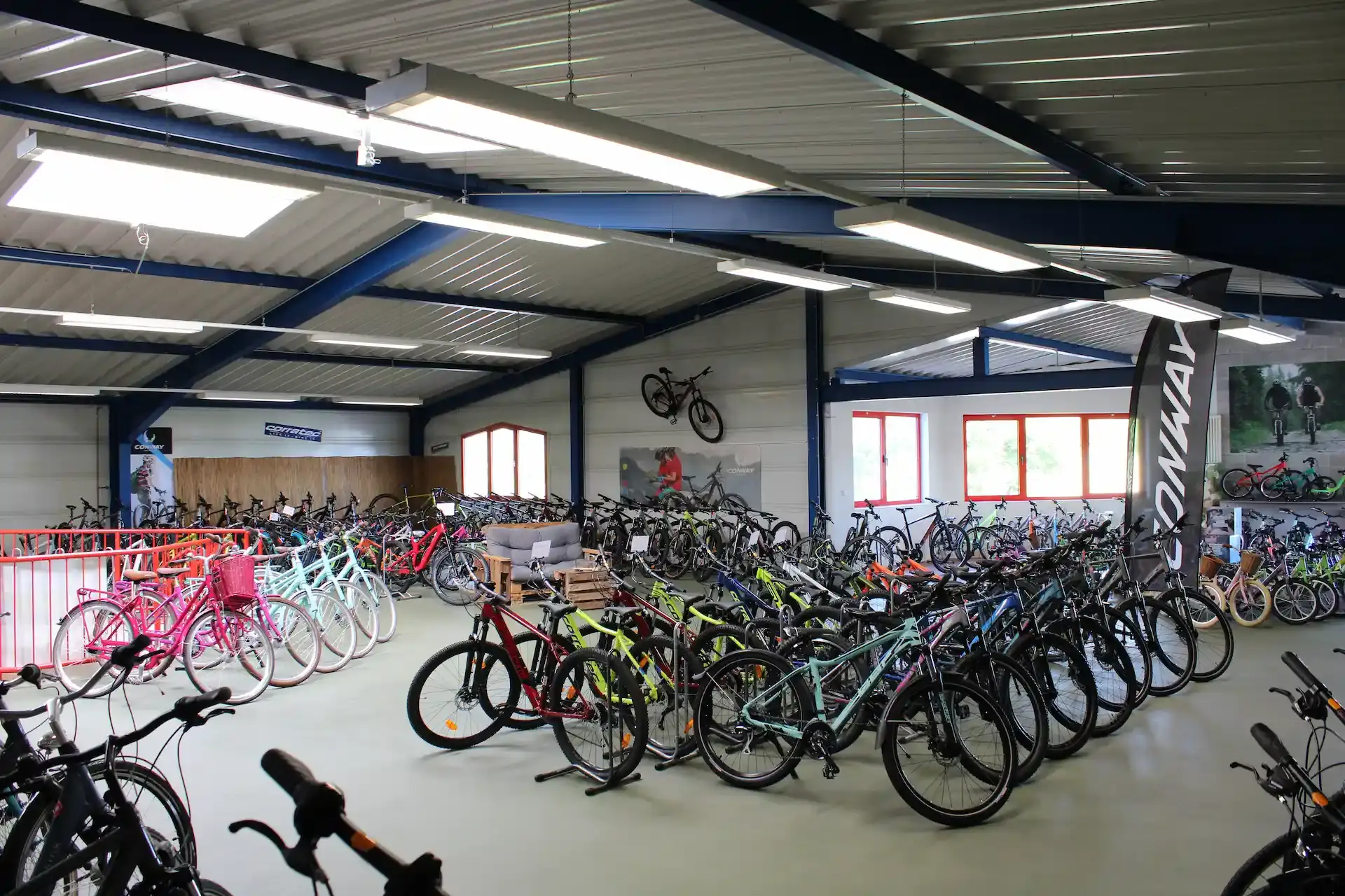 Ausstellungshalle von AuFa mit Kinderrädern, Trekkingrädern und Mountainbikes