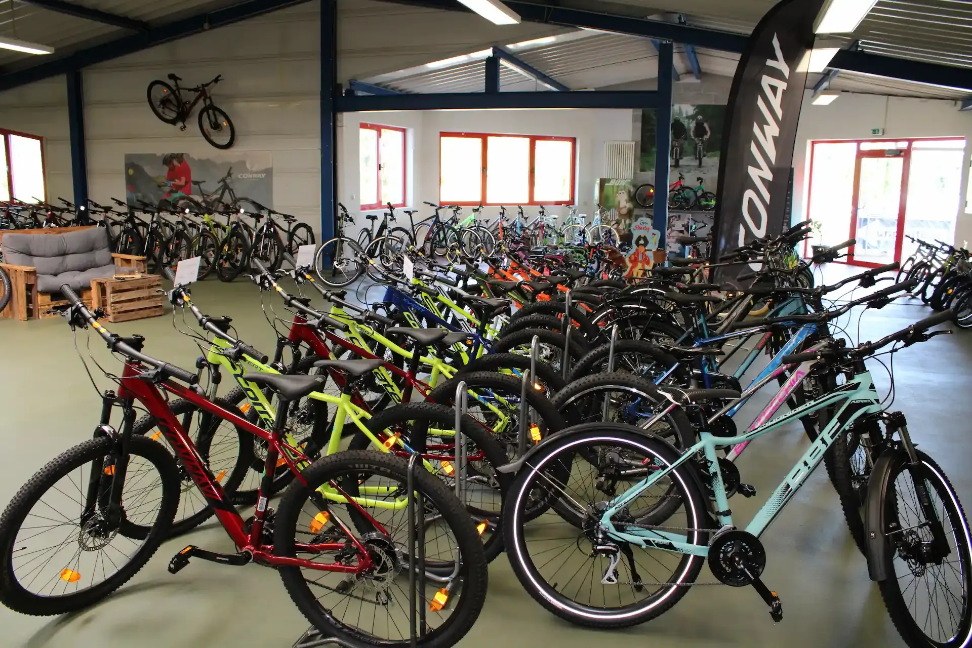 Bunte Jugendräder und Mountainbikes in der Ausstellung von AuFa