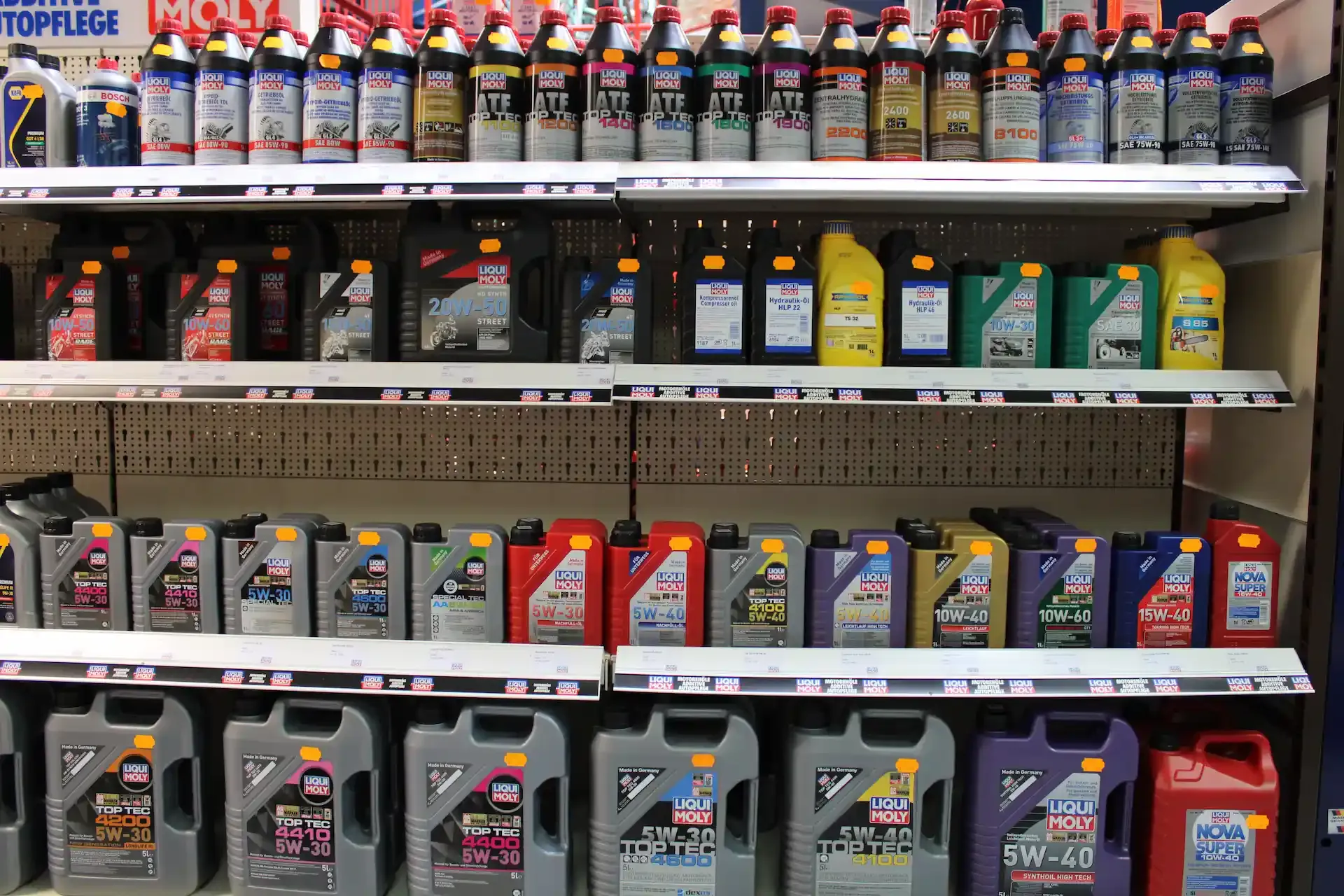 Regal mit Motorölen von Liqui Moly in der Autoteile-Abteilung von AuFa