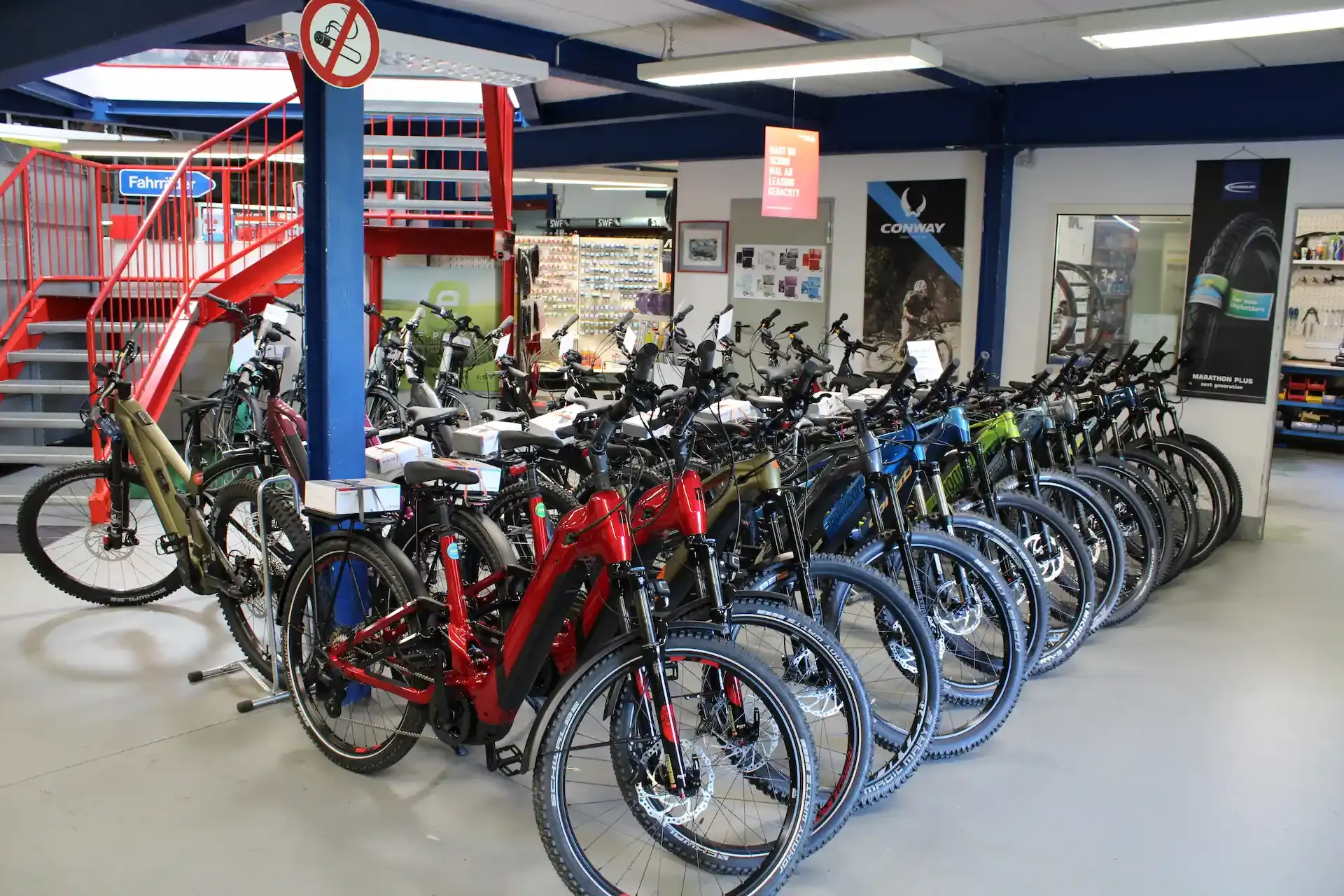E-Bike-Ausstellung mit E-Mountainbikes und Trekking-E-Bikes im Verkaufsraum von AuFa
